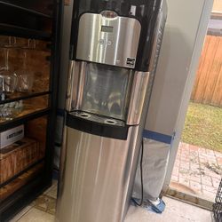 Electric Water Dispenser Takes 5 Gallon Water Bottle 