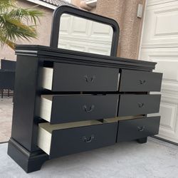 Beautiful Dresser And Mirror Black Excellent Condition  H32 W58 D16 free delivery