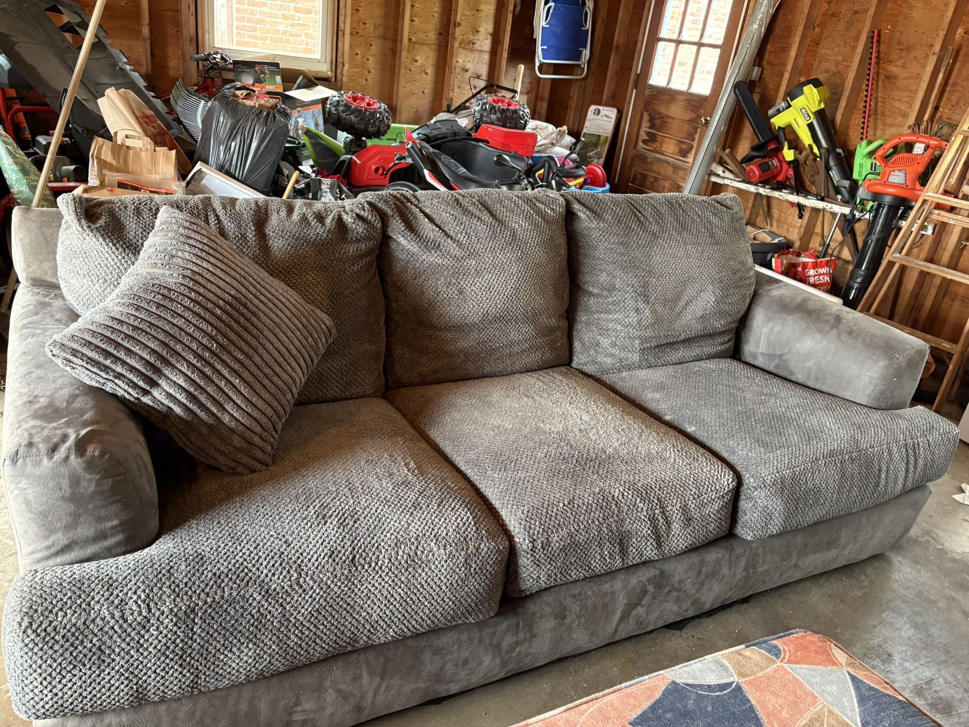 Couch And Chase Lounge 