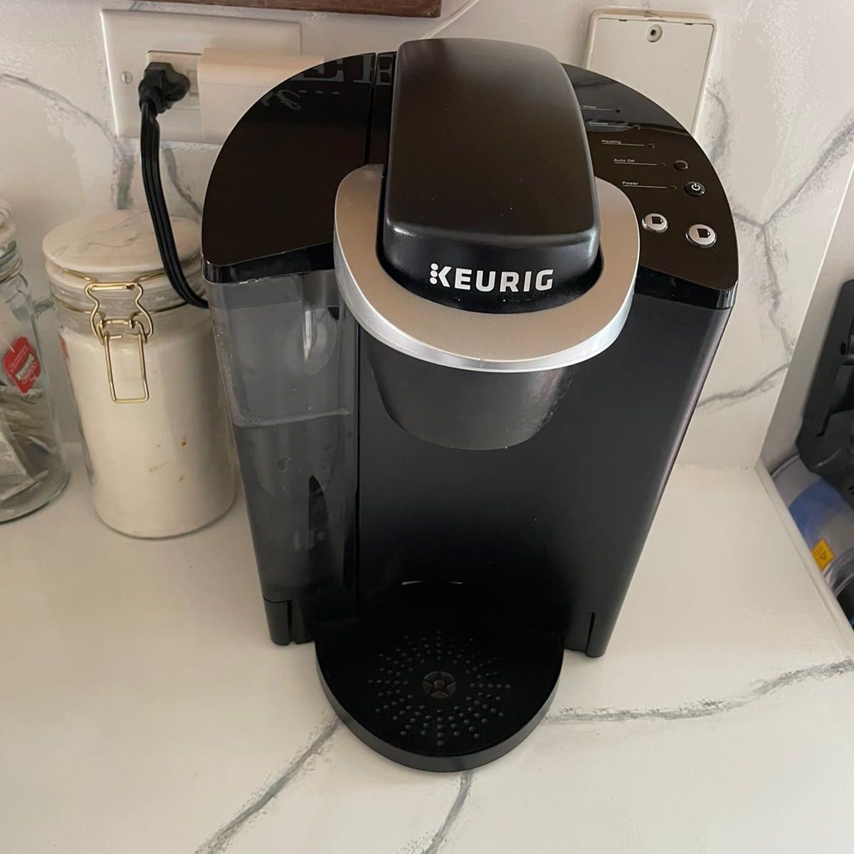 Keurig K-Classic Coffee Maker, Single Serve K-Cup Pod Coffee Brewer, 6 to 10 Oz. Brew Sizes, Black