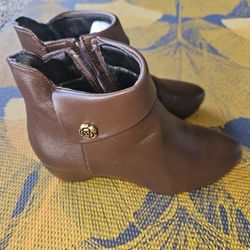 Brand new women's mid-heel boots, plush lined, size 6.5