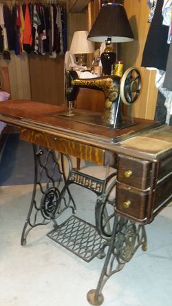 1908 Singer sewing machine in its original table works great and drawer are full of 1910 sewing equipment beautiful antique only 350$