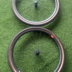Gravel wheelset Astral Laced to White Industries 