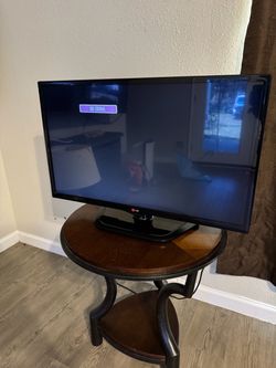 32-Inch LG Flat Screen TV w/ Stand & Power Cord