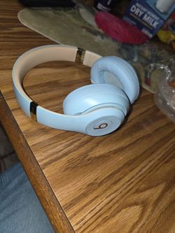 Beats Studio3 The beats Skyline Decade Collection Wireless Over-Ear Headphones used ear pads need to be replaced.