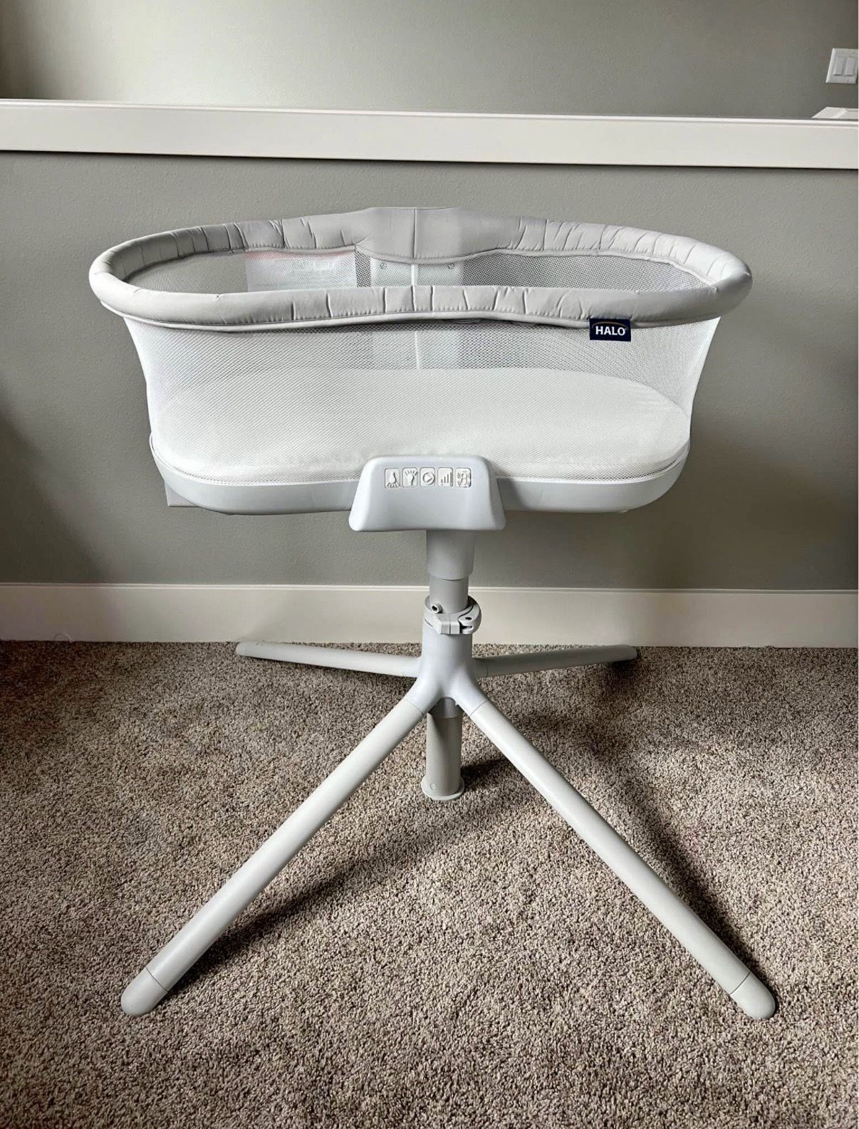 Halo swivel bassinet