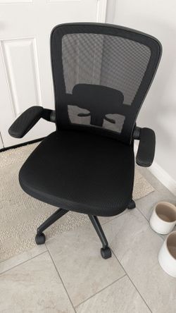 Black Mesh Office Chair with Cushioned Seat