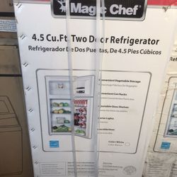 Magic Chef 4.5 Cu. Ft Refrigerator NEW
