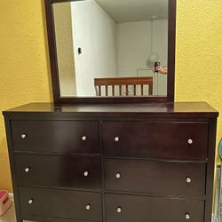 Dresser With Mirror 
