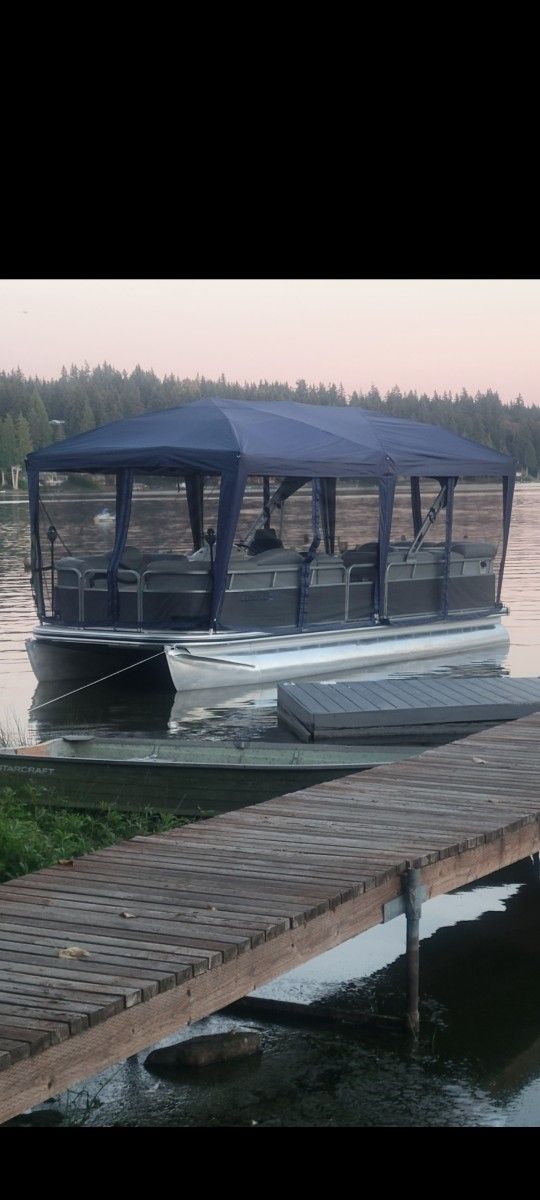 24 Foot Sundowners Pontoon Boat