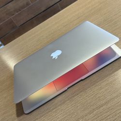 Apple MacBook Air 13” I5/4GB/256GB SSD $180