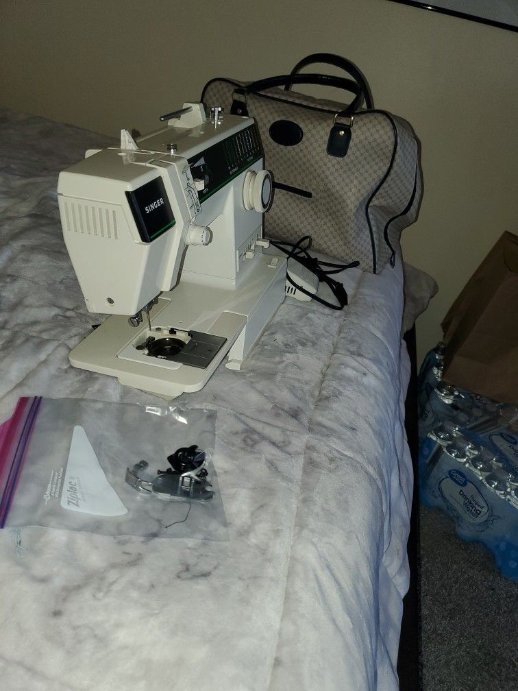 Singer Sewing Machine *PENDING PICKUP*