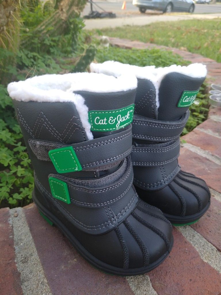 New Cat & Jack Snow Boots Sz 6t....$15