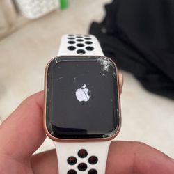 Apple Watch 4 (40MM) Cracked Screen + LTE