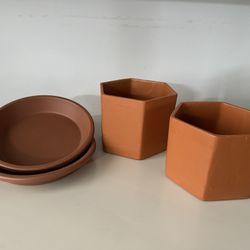 2 Terra Cotta Flower Pots 4.5” Drainage Hole 2 Plastic Dishes