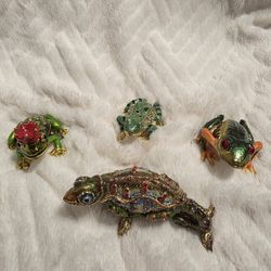 Decorative lizard and three frogs