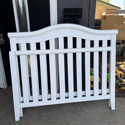 White Delta convertible Crib w/Mattress