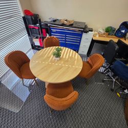 Round Dining set w/ 4 chairs