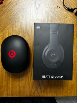 Beats Studio 3 with Case and Box.