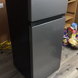 Hisense Fridge/Freezer-4’h x 19”w x 19” Depth