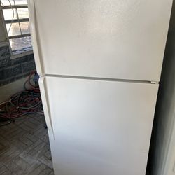 PERFECT RUNNING ROPER WHIRLPOOL WHITE FRIDGE! RUNS LIKE BRAND NEW. LOOKS NEW INSIDE. NOTHING MISSING. BEEN CLEANED IN & OUT! SEE IT RUN IN MARRERO. 50