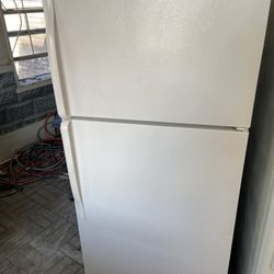 PERFECT RUNNING ROPER WHIRLPOOL WHITE FRIDGE! RUNS LIKE BRAND NEW. LOOKS NEW INSIDE. NOTHING MISSING. BEEN CLEANED IN & OUT! SEE IT RUN IN MARRERO. 50