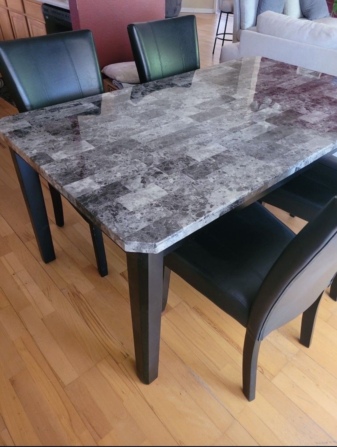 Beautiful Dining Room Table And 4 Cushion Chairs