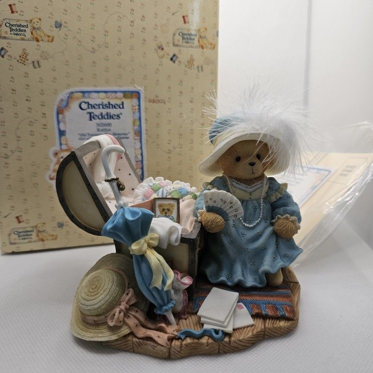 New Cherished Teddies Figurine Girl KAITLYN 1997 Bear Memory Chest Hat Figure
Mint condition, kept in the box, box has some spots/writing
KAITLYN