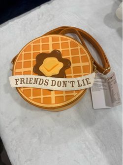 🎒 Mochila/Crossbody Stranger Things “Friends Don’t Lie” 🧇✨