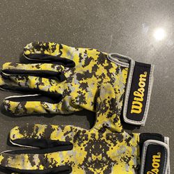 Wilson Football Receiver's Gloves Super-Grip Camo Yellow/Black Adult Medium 