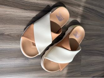 Sorrel sandals new in box