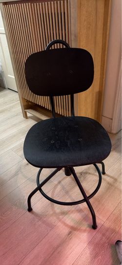 Black desk chair