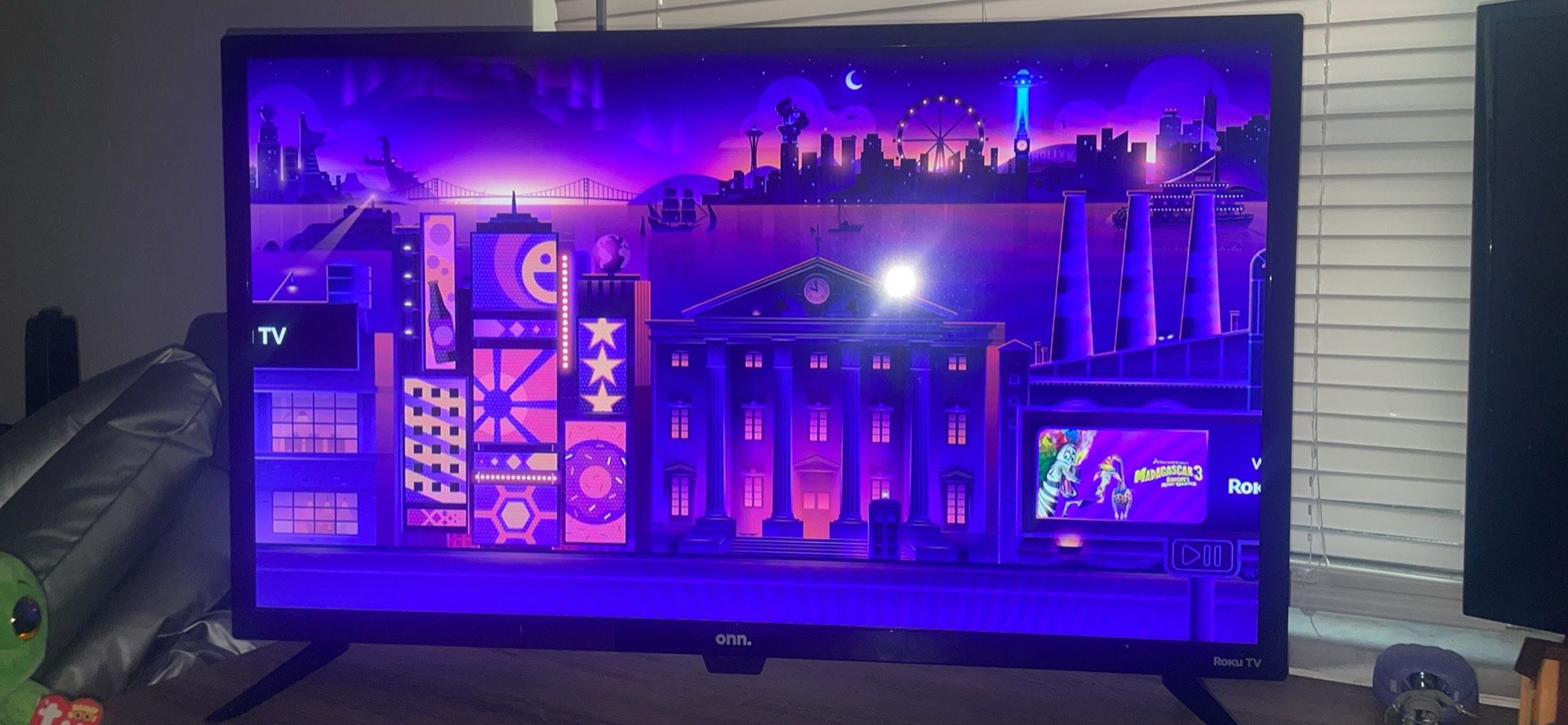 32” ROKU TV WITH REMOTE