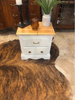 White endtable/nightstand