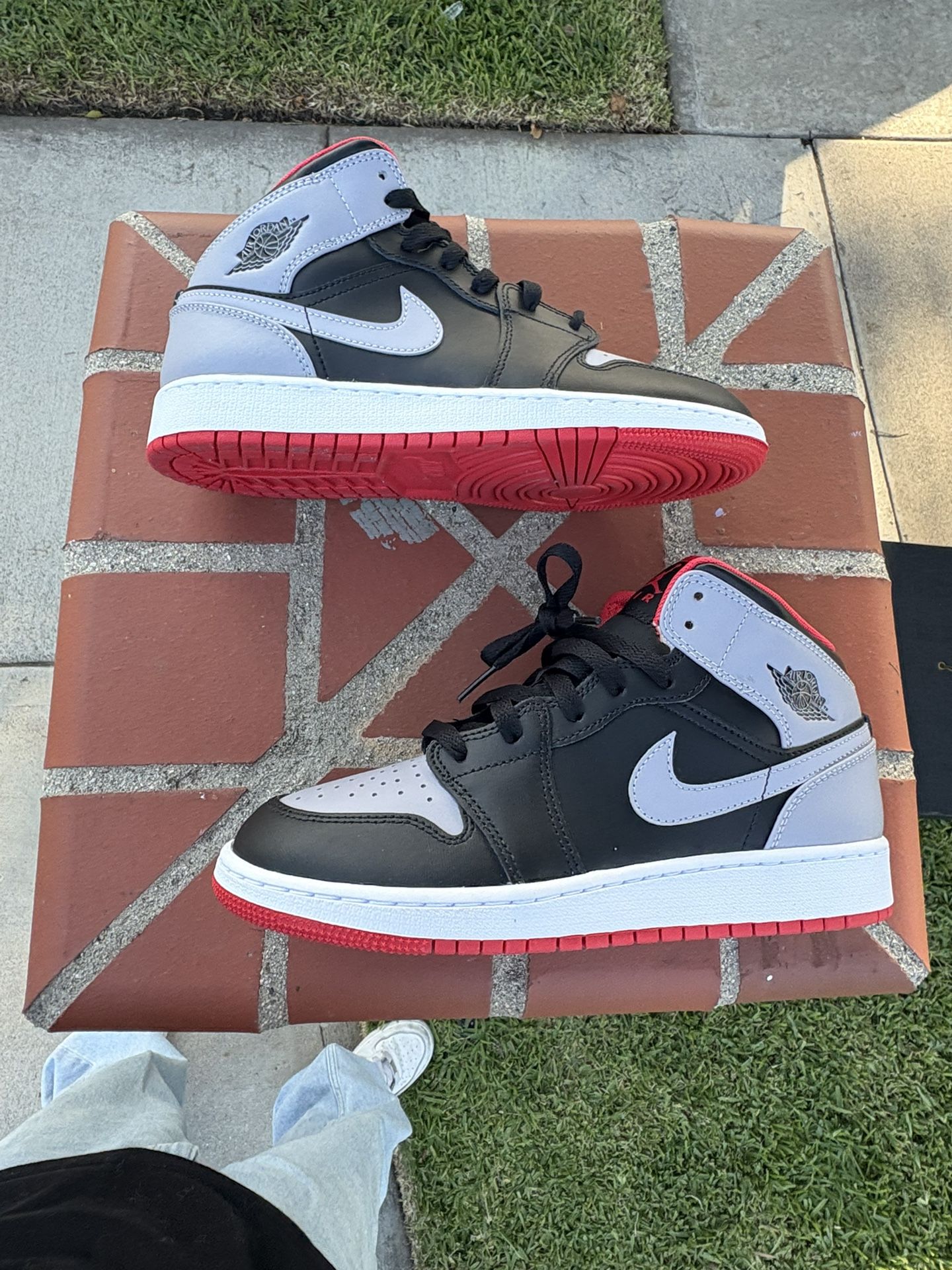 Jordan 1 Mid Size 6.5Y (Brand New)