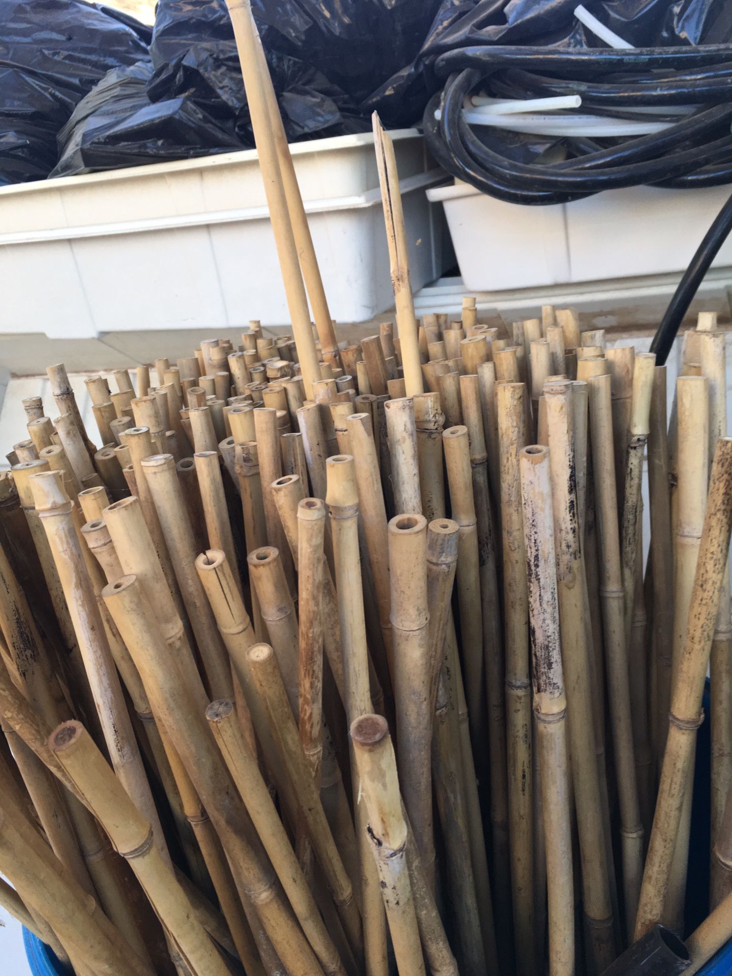 2 bundles of heavy duty plant stakes 4’