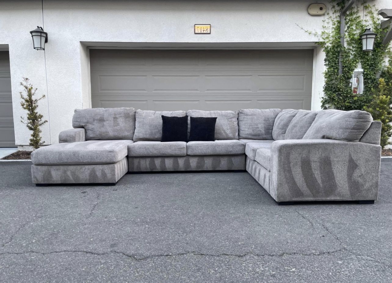 Huge Light Grey Sectional Couch Sofa Is In Excellent Condition - FREE DELIVERY 🚛