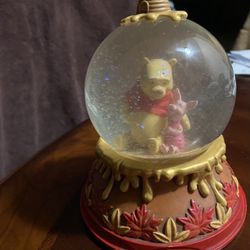 Winnie the pooh old collectible snow globe 