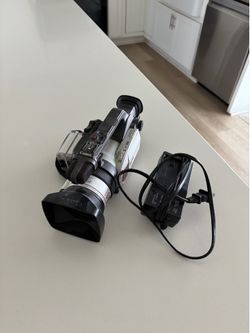 Canon DM-GL1 3CCD Digital Video Camcorder w/20x Zoom