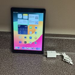 Apple iPad 6th Gen W/Charger