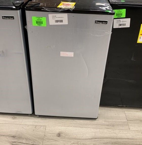 MAGIC CHEF HMR440SE MINI FRIDGE