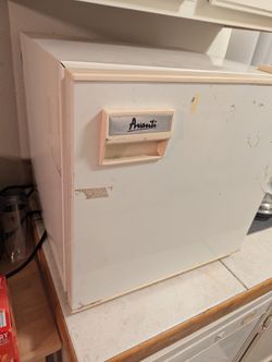 Avanti Compact Mini Refrigerator – Works Great – Perfect for Dorm, Office or Garage