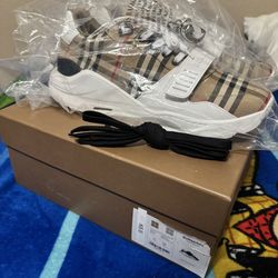 Burberry Shoes 400$
