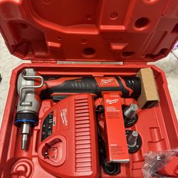 Milwaukee M12 Lithium-Ion ProPEX Expansion Tool Kit w/ 2 12V Batteries & Charger