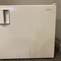 Sanyo Mini Fridge