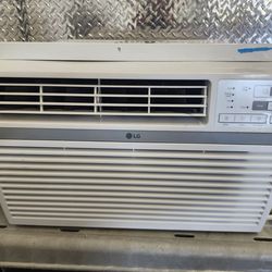 LIKE NEW 8,000 BTU AC AIR CONDITIONER WITH REMOTE