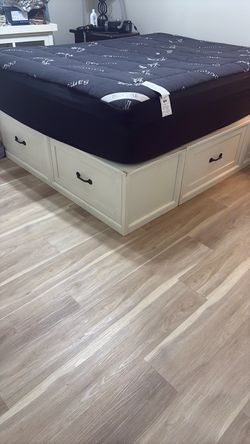 Solid base queen bed frame