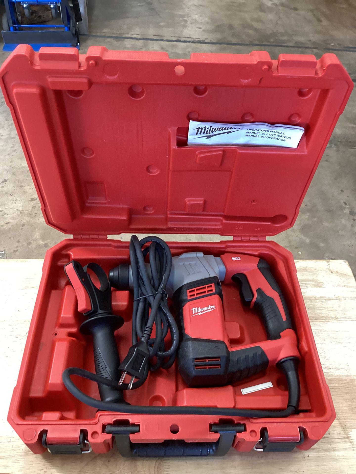 (New) Milwaukee 5.5 Amp 5/8 in. Corded SDS-plus Concrete/Masonry Rotary Hammer Drill Kit with Case