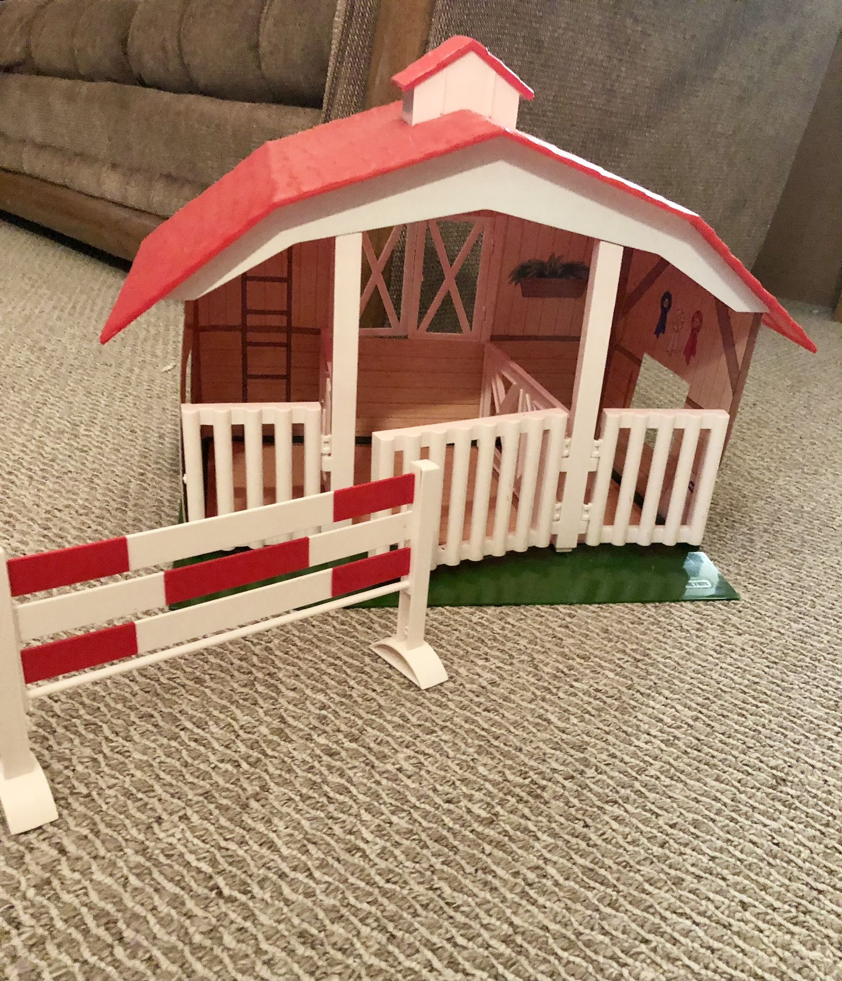 Breyers 650 Classic 3 Stall Barn With One Jump