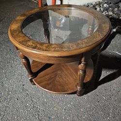 Very Beautiful  Round Glass Top Table 20H x 20 D. ,excellent condition 